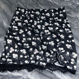 SO CUTE DAISY SKIRT! Only worn once!
